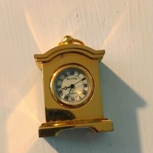 🤩Charming!/Goldentone small stand Clock💖